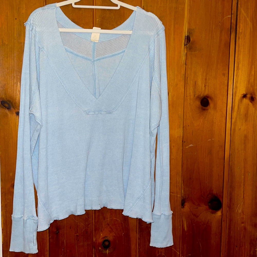 -WE THE FREE- woman’s L V neck long sleeve cozy top